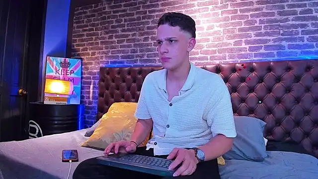 Snapshot of Thomas_May4rs chatting on February 15, 4:03 am Thomas May4rs online show from February 15, 4:03 am