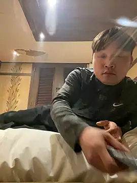 Snapshot of offwhite777 chatting on February 27, 10:26 am offwhite777 online show from February 27, 10:26 am