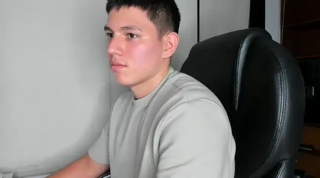 Snapshot of JamesCr_ chatting on February 21, 11:54 pm JamesCr  online show from February 21, 11:54 pm