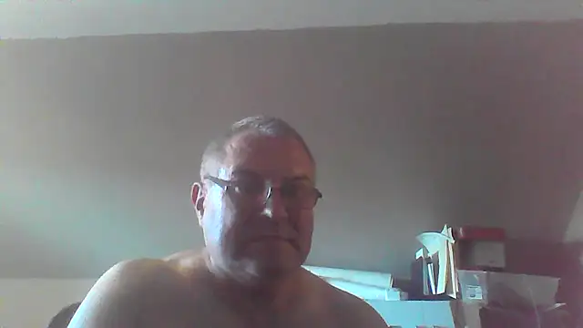 Snapshot of mkestr69 chatting on October 5, 9:52 pm mkestr69 online show from October 5, 9:52 pm