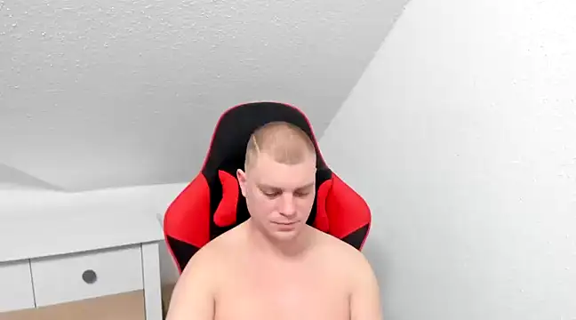 Snapshot of Kozik1992 chatting on February 23, 6:12 am Kozik1992 online show from February 23, 6:12 am