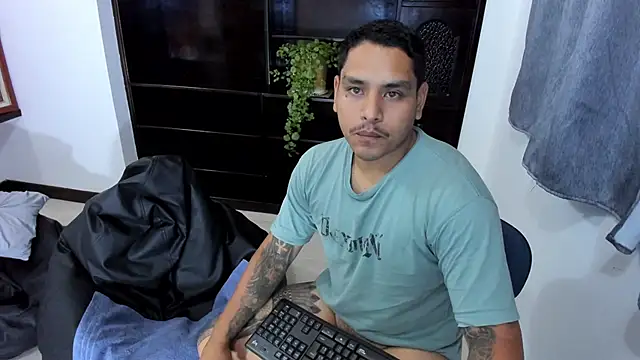 Snapshot of maxflurry_ chatting on March 22, 6:43 am maxflurry  online show from March 22, 6:43 am