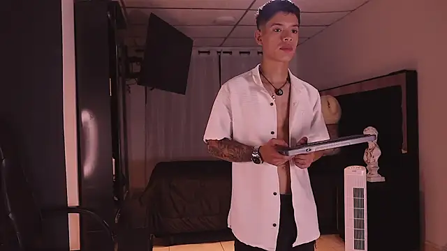 Snapshot of ErosKhaos chatting on October 5, 3:21 am ErosKhaos online show from October 5, 3:21 am