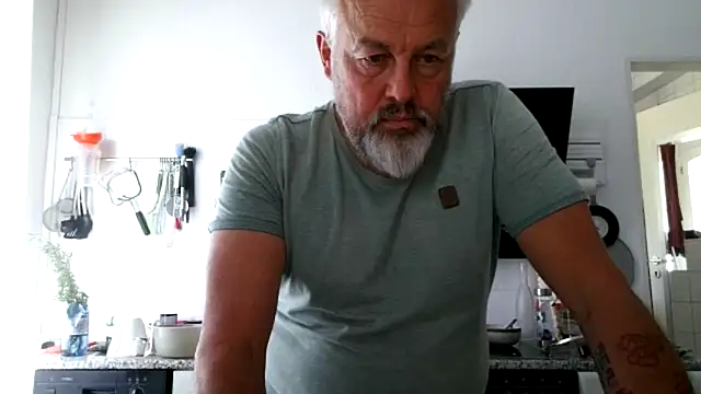 Berg Boy online show from April 27, 1:51 pm