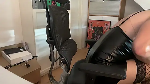 devotesissy83 online show from September 15, 8:04 am