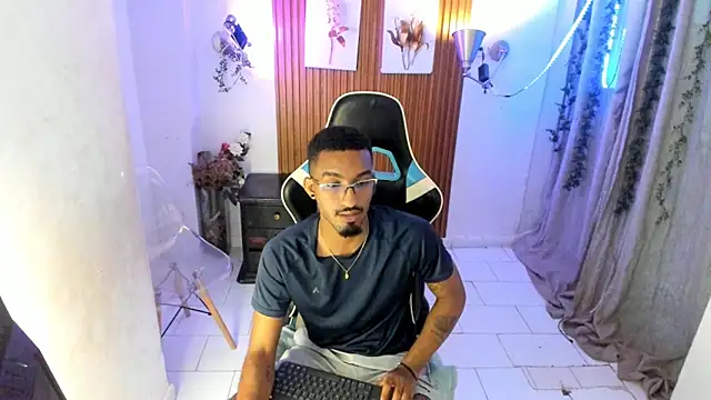 Darwin mayo online show from November 8, 6:00 pm