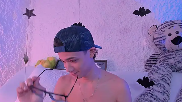 Snapshot of thiago_kinghot chatting on October 6, 6:29 am thiago kinghot online show from October 6, 6:29 am