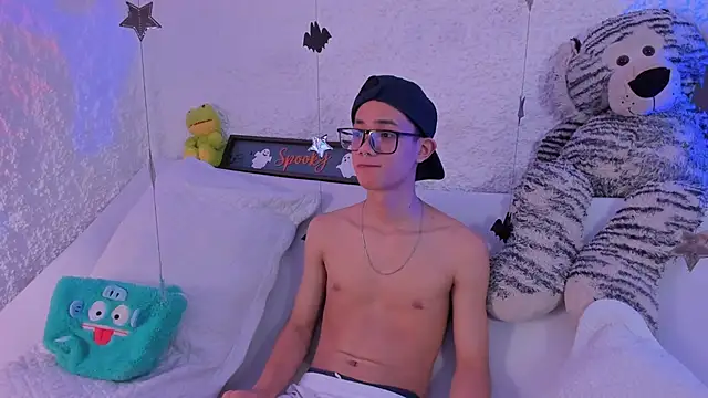 Snapshot of thiago_kinghot chatting on October 13, 5:24 am thiago kinghot online show from October 13, 5:24 am