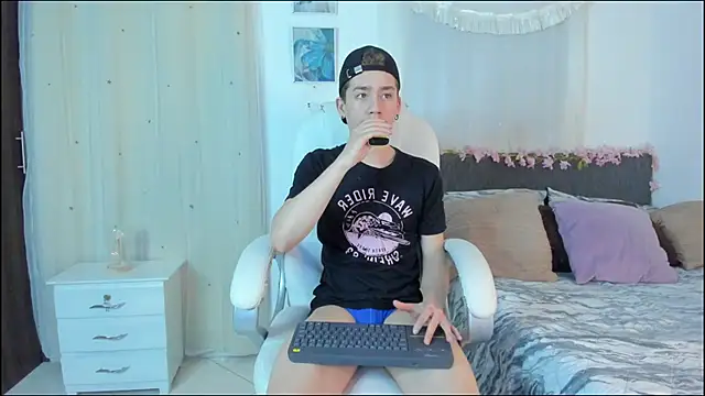 ThiagooJames online show from November 28, 1:53 am