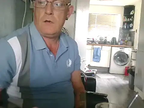 Snapshot of hefin18 chatting on February 15, 2:11 pm hefin18 online show from February 15, 2:11 pm