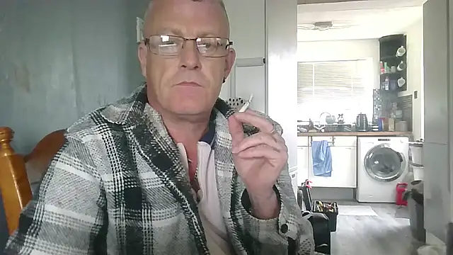 Snapshot of hefin18 chatting on February 16, 1:27 pm hefin18 online show from February 16, 1:27 pm