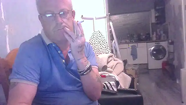 Snapshot of hefin18 chatting on October 2, 8:13 pm hefin18 online show from October 2, 8:13 pm