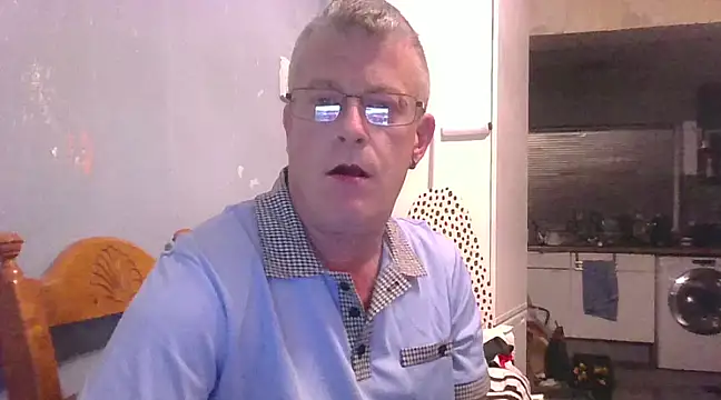 Snapshot of hefin18 chatting on March 6, 10:58 pm hefin18 online show from March 6, 10:58 pm