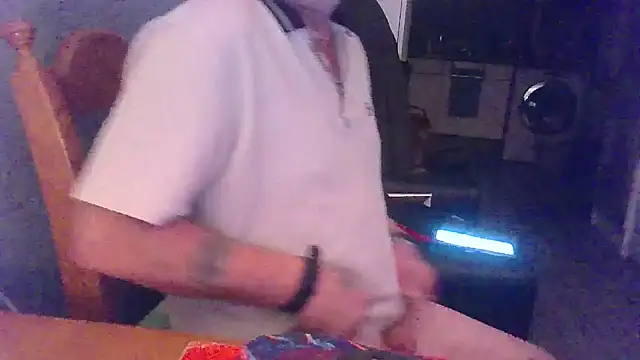 Snapshot of hefin18 chatting on January 18, 9:24 pm hefin18 online show from January 18, 9:24 pm