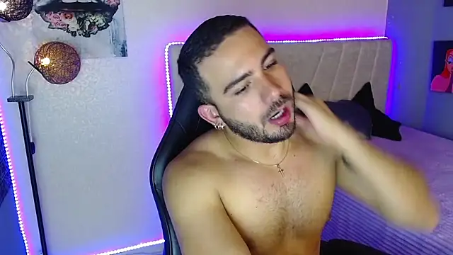 adamhairy online show from May 20, 11:44 pm