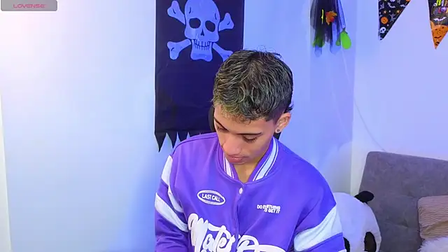 Snapshot of yulian_vasquez chatting on October 22, 12:31 pm yulian vasquez online show from October 22, 12:31 pm