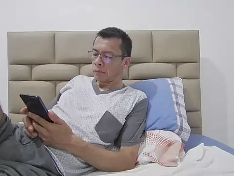 skinnylatino51 online show from November 6, 12:02 am