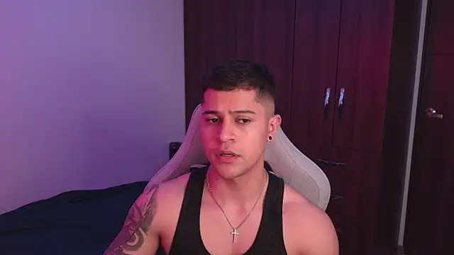 Snapshot of domsantiago_ chatting on October 15, 1:35 am domsantiago  online show from October 15, 1:35 am