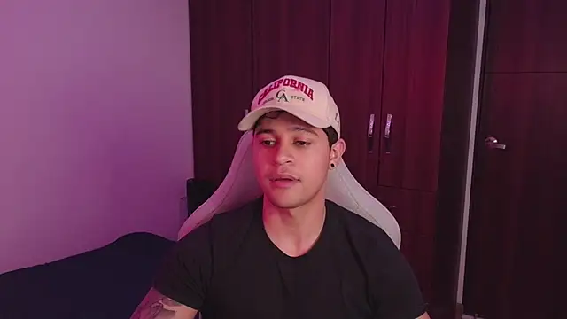 Snapshot of domsantiago_ chatting on September 29, 12:53 am domsantiago  online show from September 29, 12:53 am