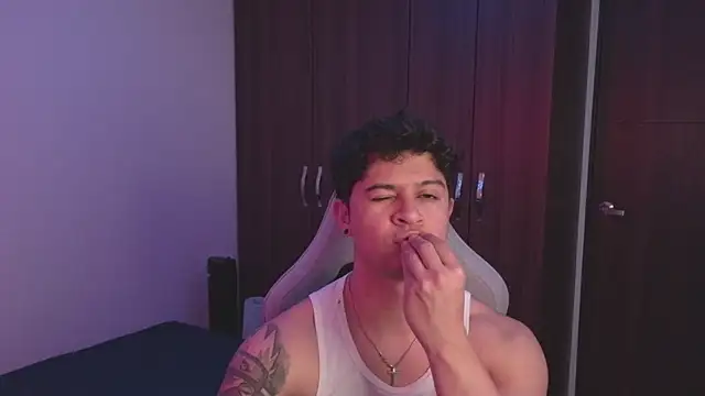 Snapshot of domsantiago_ chatting on October 3, 1:32 am domsantiago  online show from October 3, 1:32 am