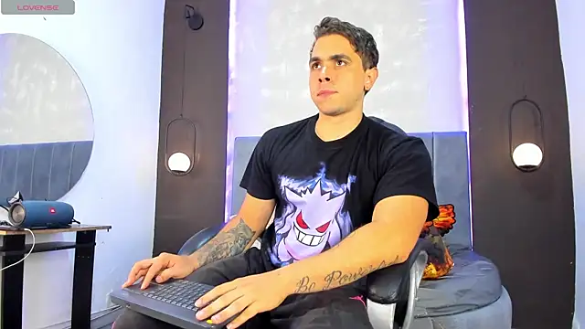 Snapshot of Liam_walk_ chatting on October 14, 11:56 pm Liam walk  online show from October 14, 11:56 pm