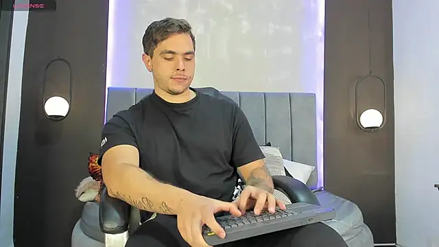 Snapshot of Liam_walk_ chatting on October 20, 9:08 pm Liam walk  online show from October 20, 9:08 pm