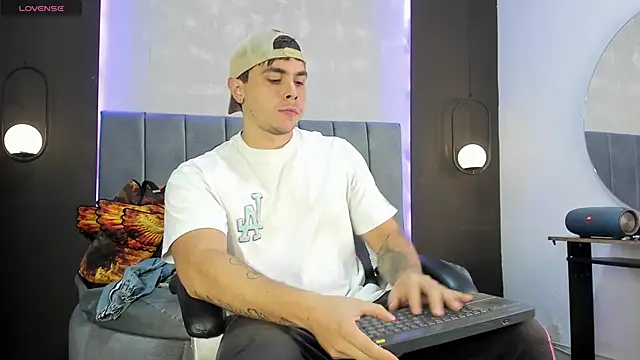 Snapshot of Liam_walk_ chatting on October 28, 11:07 pm Liam walk  online show from October 28, 11:07 pm