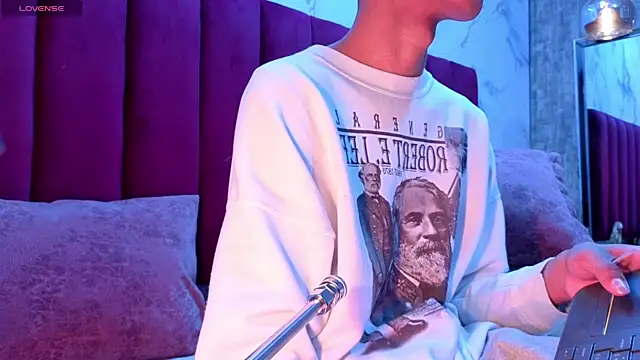 PrincePoppy online show from April 2, 2:31 am