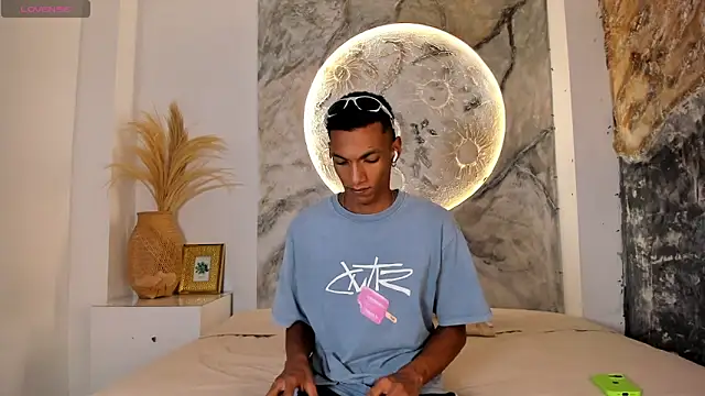 JulienSaint online show from April 14, 11:32 am