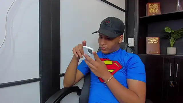 Snapshot of IsaacBlack_ chatting on October 23, 5:00 am IsaacBlack online show from October 23, 5:00 am