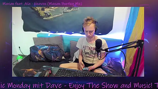 Snapshot of DaveLindau chatting on October 27, 1:13 pm DaveLindau online show from October 27, 1:13 pm
