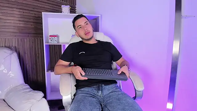 Snapshot of Axel_grey_ chatting on October 22, 12:20 pm Axel grey  online show from October 22, 12:20 pm