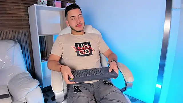 Snapshot of Axel_grey_ chatting on September 19, 12:27 pm Axel grey  online show from September 19, 12:27 pm