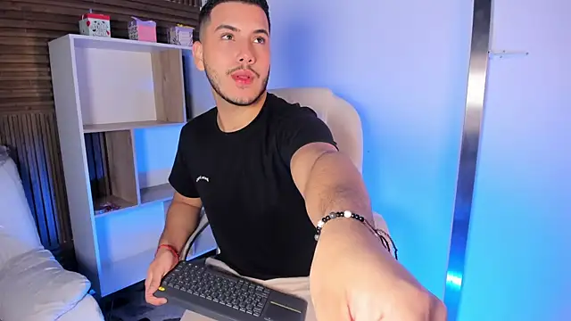 Snapshot of Axel_grey_ chatting on September 20, 12:38 pm Axel grey  online show from September 20, 12:38 pm
