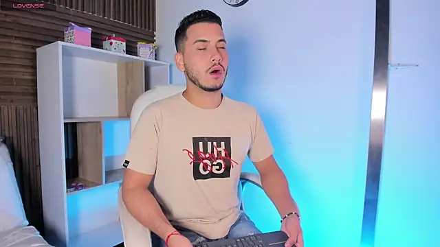Snapshot of Axel_grey_ chatting on September 27, 1:42 pm Axel grey  online show from September 27, 1:42 pm