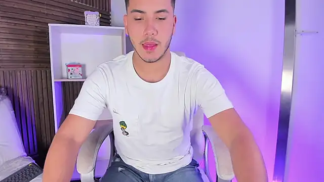 Snapshot of Axel_grey_ chatting on October 21, 12:19 pm Axel grey  online show from October 21, 12:19 pm