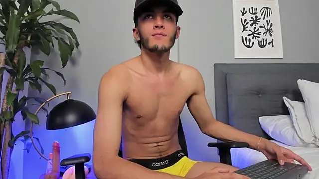 Tylerffoxx online show from July 4, 10:57 pm