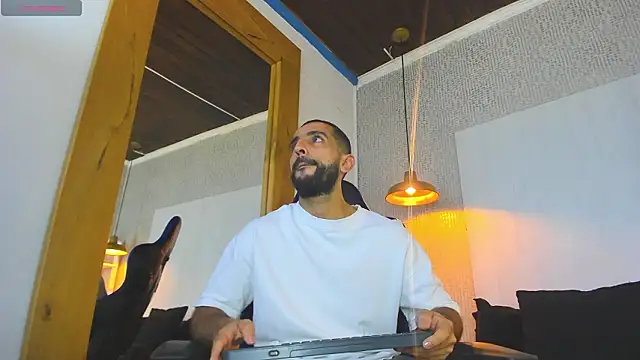 Yiyo10  online show from March 16, 8:35 pm