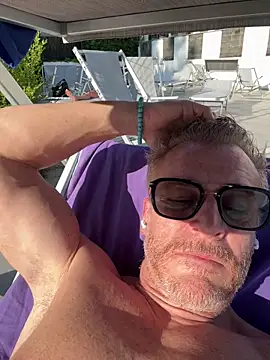 Axl hot online show from April 9, 4:02 pm