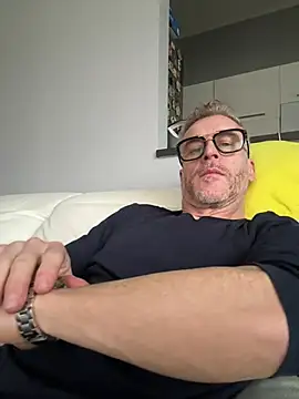 Axl hot online show from March 14, 1:18 pm