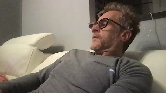 Axl hot online show from February 17, 11:03 pm