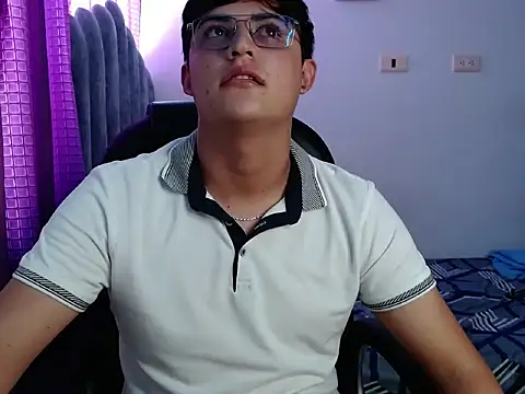 yesitwink  online show from October 23, 8:45 pm