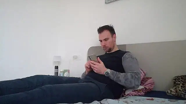 mrlyuis online show from February 7, 1:40 pm