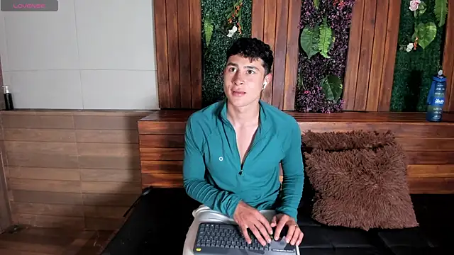 AustinJones  online show from January 10, 7:28 pm