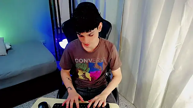 dilan hott  online show from September 15, 8:10 pm