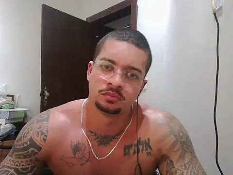 Snapshot of Mitt1993b chatting on October 13, 2:34 pm Mitt1993b online show from October 13, 2:34 pm