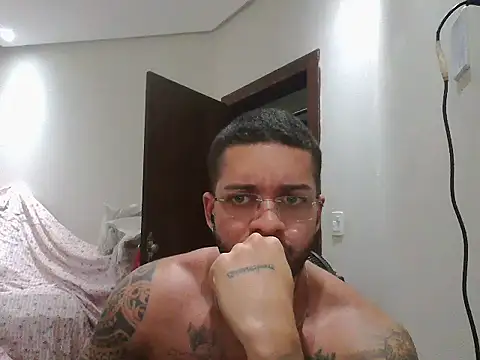 Snapshot of Mitt1993b chatting on October 30, 5:36 pm Mitt1993b online show from October 30, 5:36 pm