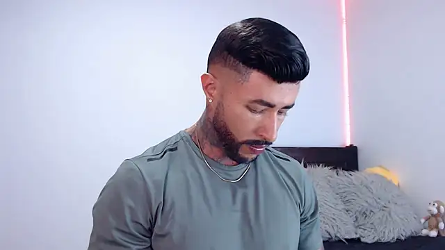 andrea de lucaa online show from October 7, 3:43 am