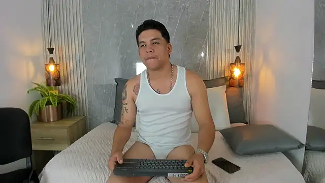 Snapshot of Dominic_Taylor_ chatting on October 24, 3:30 am Dominic Taylor online show from October 24, 3:30 am