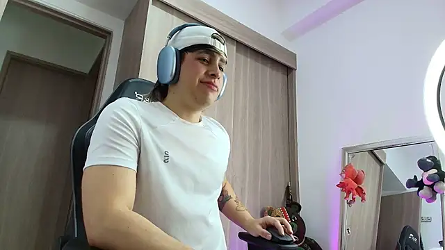 Snapshot of brunothompson3 chatting on September 12, 12:21 am brunothompson3 online show from September 12, 12:21 am